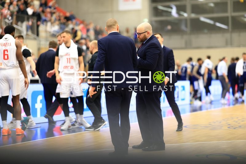 Szene mit KeyShawn Feazell (6; Basketball Nymburg) und Matej Svoboda (11; Basketball Nymburg)