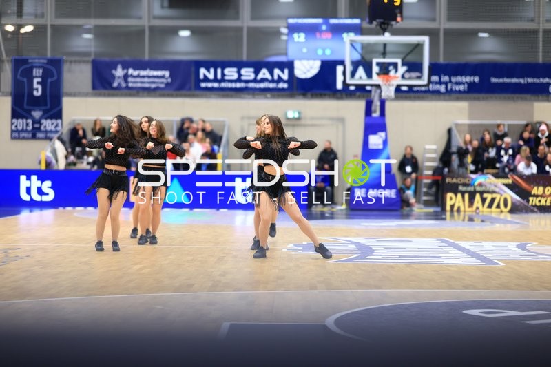 Basketball-Szene mit Cheerleaderinnen