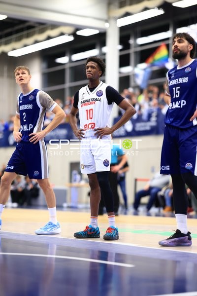 Niklas Würzner (2; MLP Academics Heidelberg) und Sir Jabari Rice (10; Basketball Nymburg) mit Marcel Keßen (15; MLP Academics Heidelberg) in Aktion