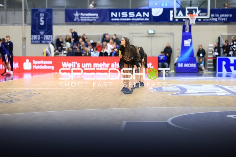 Basketball-Szene mit Cheerleadern