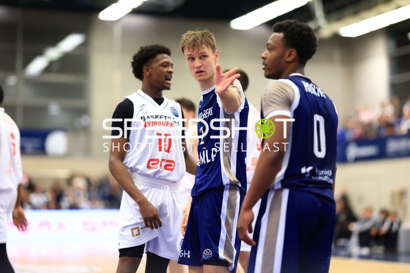 Szene mit DJ Horne (0; MLP Academics Heidelberg), Niklas Würzner (2; MLP Academics Heidelberg) und Sir Jabari Rice (10; Basketball Nymburg)