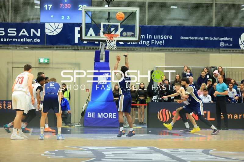 Marcel Keßen (15; MLP Academics Heidelberg) mit Wurf am Korb