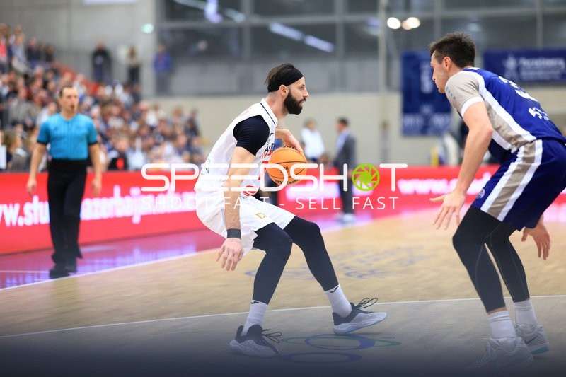 Vojtech Hruban (77; Basketball Nymburg) in Aktion