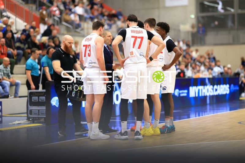 Team-Huddle mit Frantisek Rylich (73; Basketball Nymburg) und Vojtech Hruban (77; Basketball Nymburg)