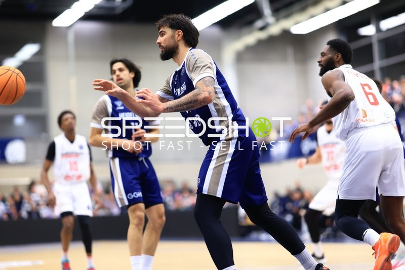 Marcel Keßen (15; MLP Academics Heidelberg) mit Pass, KeyShawn Feazell (6; Basketball Nymburg) verteidigt