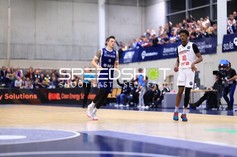 Sir Jabari Rice (10; Basketball Nymburg) und Ryan Mikesell (33; MLP Academics Heidelberg) auf dem Spielfeld