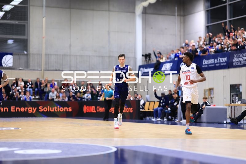 Ryan Mikesell (33; MLP Academics Heidelberg) und Sir Jabari Rice (10; Basketball Nymburg) in Aktion