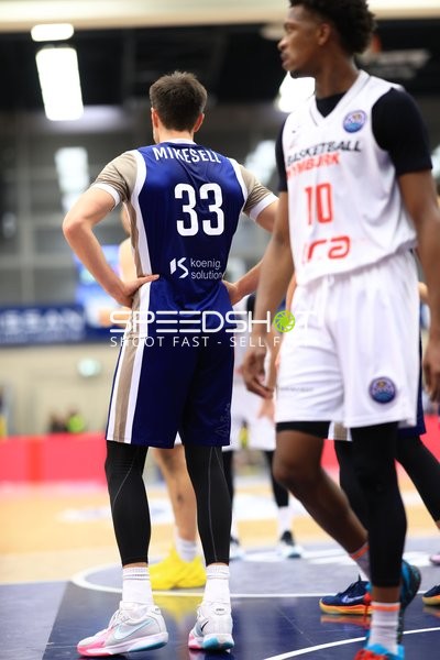 Szene mit Ryan Mikesell (33; MLP Academics Heidelberg) und Sir Jabari Rice (10; Basketball Nymburg)