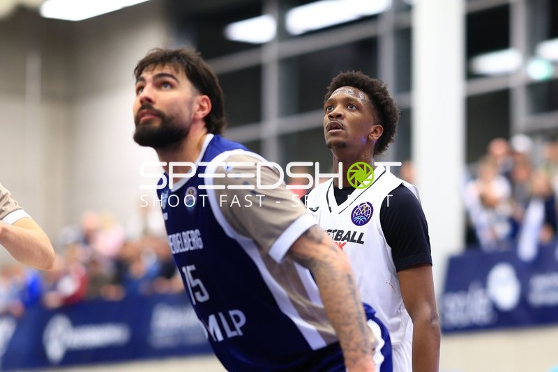 Marcel Keßen (15; MLP Academics Heidelberg) und Sir Jabari Rice (10; Basketball Nymburg) in Aktion