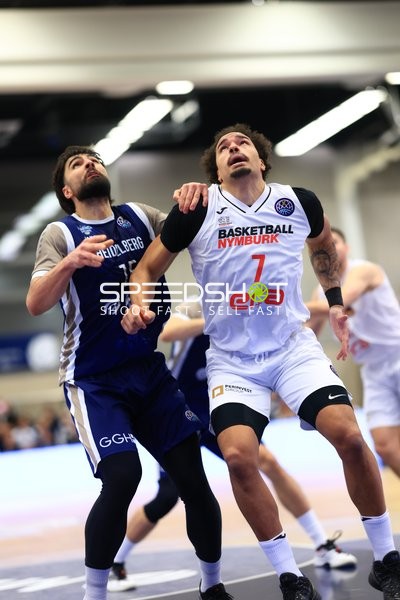 Spielaktion mit Dusan Neskovic (7; MLP Academics Heidelberg) und Marcus Santos-Silva (7; Basketball Nymburg)