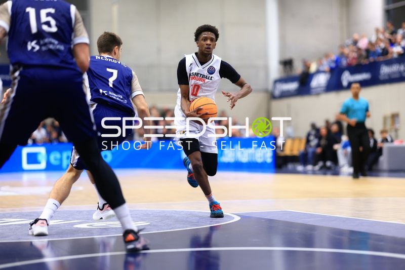 Sir Jabari Rice (10; Basketball Nymburg) mit Ball