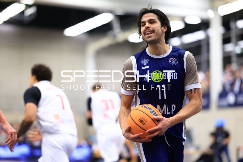 Erol Ersek (11; MLP Academics Heidelberg) mit Ball in Aktion