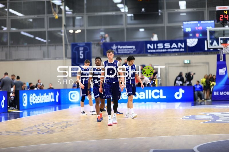 Ryan Mikesell (33; MLP Academics Heidelberg) und DJ Horne (0; MLP Academics Heidelberg) mit Erol Ersek (11; MLP Academics Heidelberg) auf dem Spielfeld