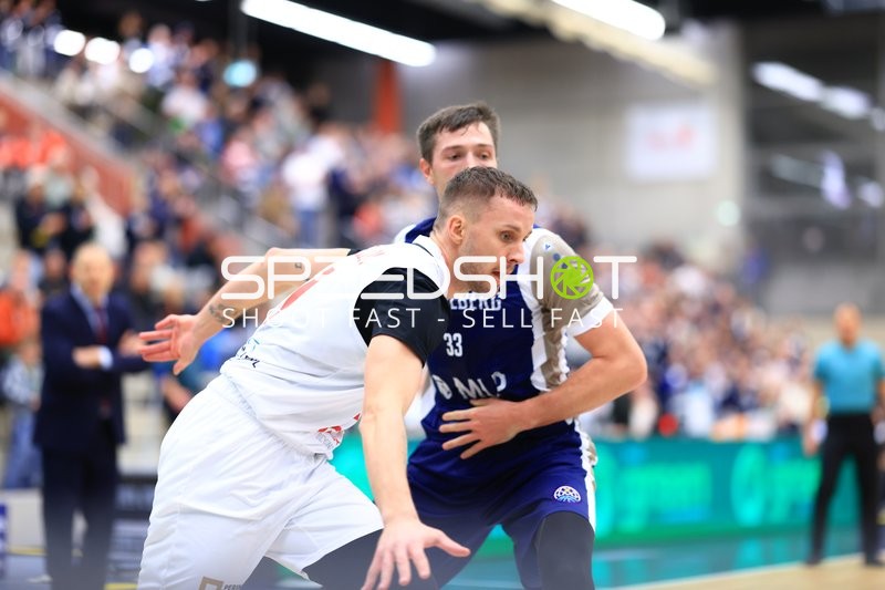 Ryan Mikesell (33; MLP Academics Heidelberg) und Matej Svoboda (11; Basketball Nymburg) im Zweikampf