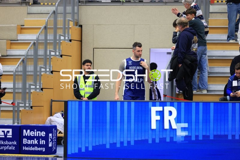 Paul Zipser (9; MLP Academics Heidelberg) am Spielfeldrand