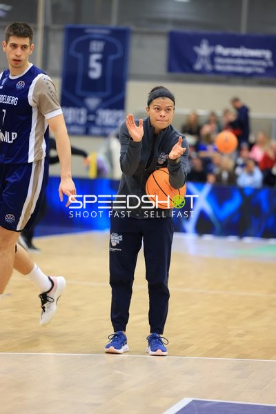 Pass zwischen DJ Horne (0; MLP Academics Heidelberg) und Noah Koch (1; MLP Academics Heidelberg)