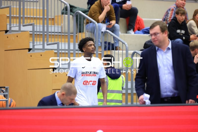 Sir Jabari Rice (10; Basketball Nymburg) am Spielfeldrand