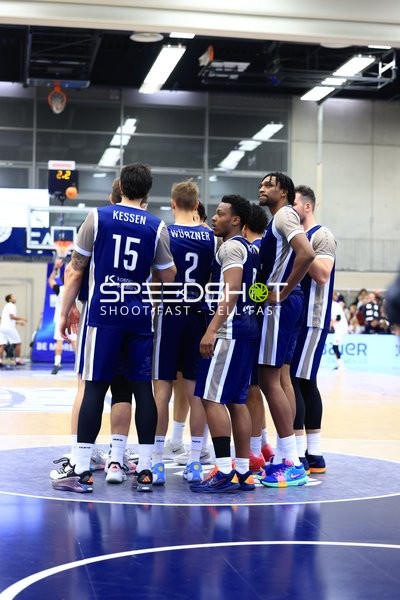 Team-Huddle mit Marcel Keßen (15; MLP Academics Heidelberg) und Kollegen