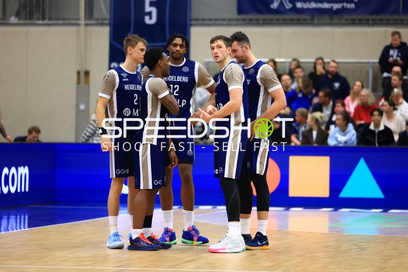 Szene mit Osun Osunniyi (12; MLP Academics Heidelberg) und Teamkollegen