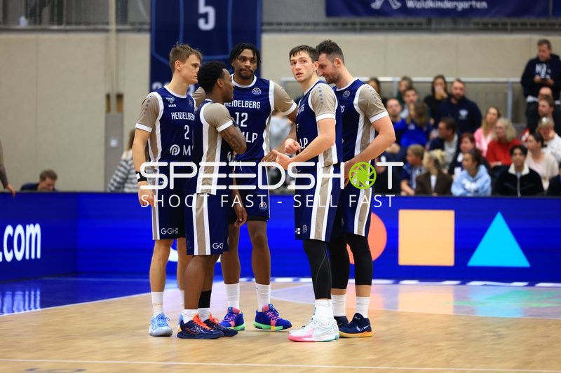 Szene mit Osun Osunniyi (12; MLP Academics Heidelberg) und Teamkollegen