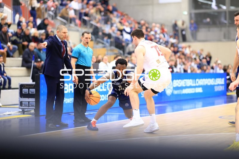 DJ Horne (0; MLP Academics Heidelberg) im Zweikampf mit Frantisek Rylich (73; Basketball Nymburg)