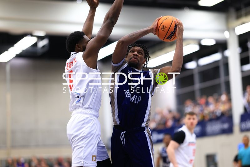 Osun Osunniyi (12; MLP Academics Heidelberg) mit Wurf gegen KeyShawn Feazell (6; Basketball Nymburg)