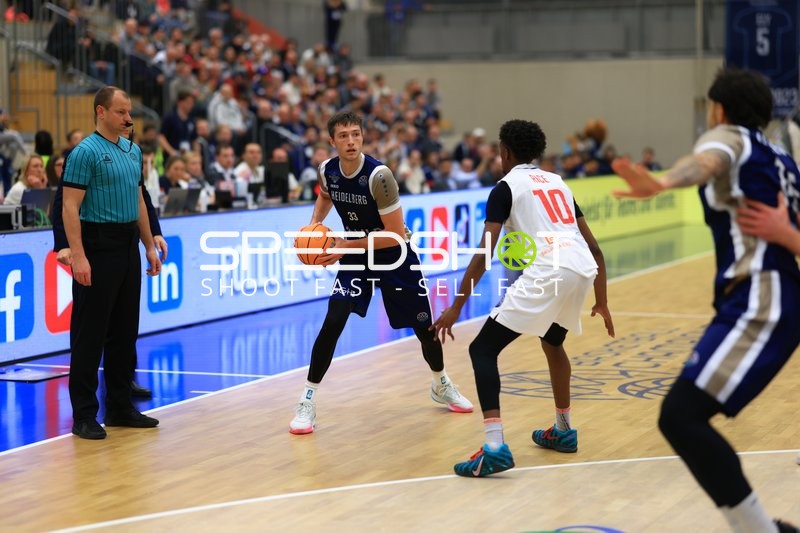 Ryan Mikesell (33; MLP Academics Heidelberg) mit Ball gegen Sir Jabari Rice (10; Basketball Nymburg)