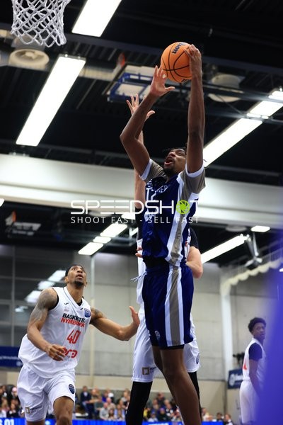 Jaquan Lawrence (40; Basketball Nymburg) mit Wurf am Korb