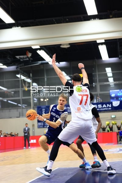 Niklas Würzner (2; MLP Academics Heidelberg) und Vojtech Hruban (77; Basketball Nymburg) in Aktion