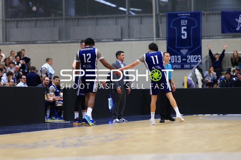 Szene mit Osun Osunniyi (12; MLP Academics Heidelberg) und Team