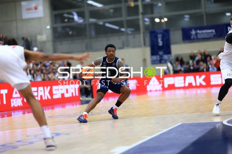 DJ Horne (0; MLP Academics Heidelberg) mit Ball in Aktion