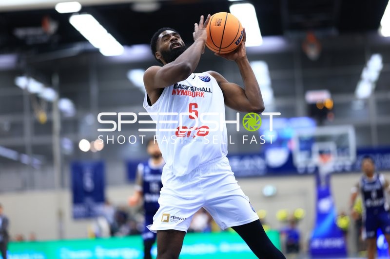 KeyShawn Feazell (6; Basketball Nymburg) mit Ball in Wurfbewegung