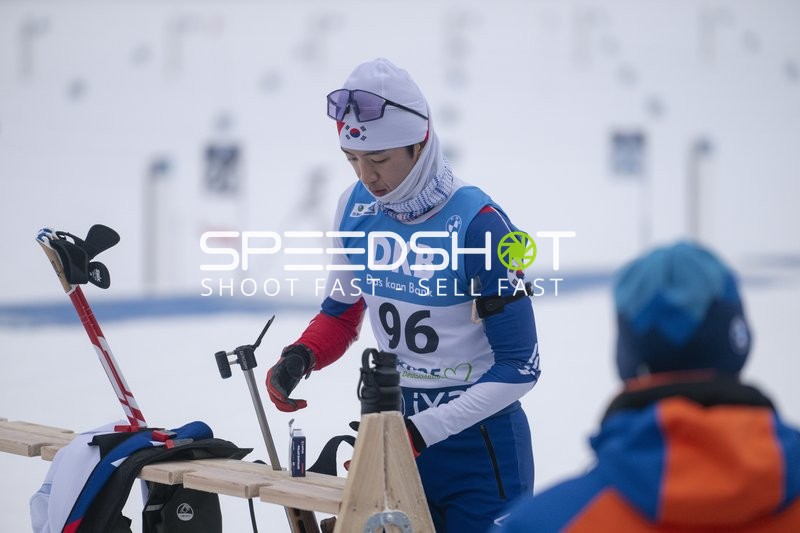 Startnummer Dujin CHOI (96; Biathlon Männer) beim Sprint