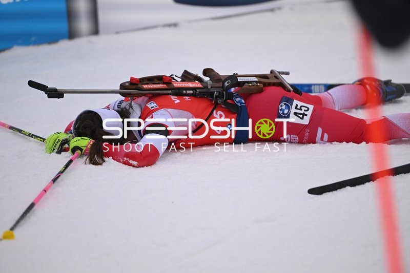 Kamila ZUK Kamila ZUK (45; Biathlon Frauen) erschöpft im Schnee
