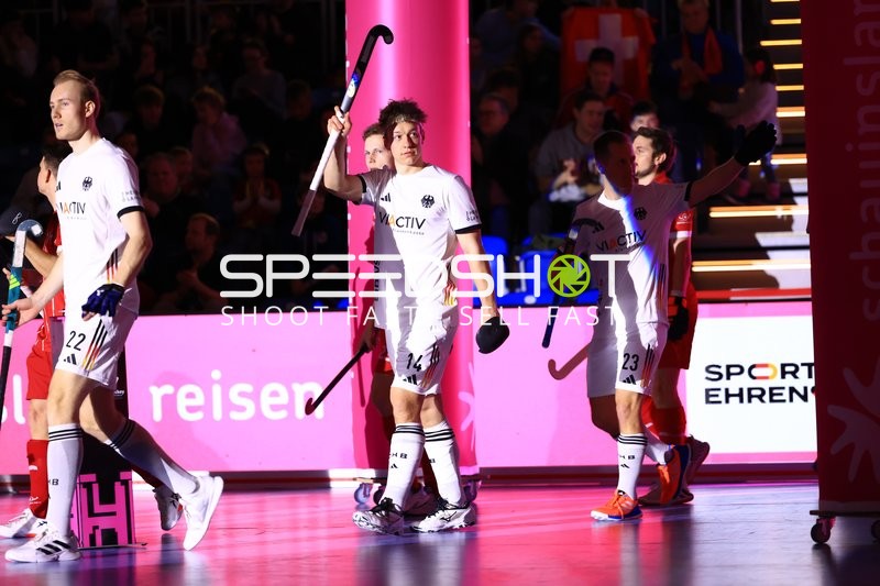 Tom Schmidt-Didlaukies (14; Deutschland) hebt Schläger im SNP-Dome