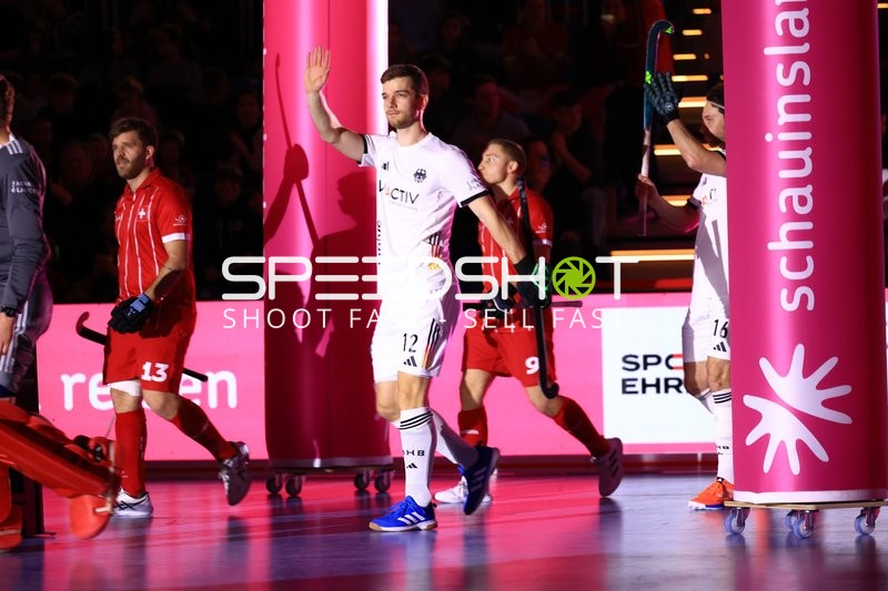 Anton Pöhling (12; Deutschland) winkt im SNP Dome