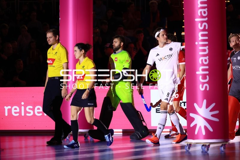 Spieler betreten Spielfeld