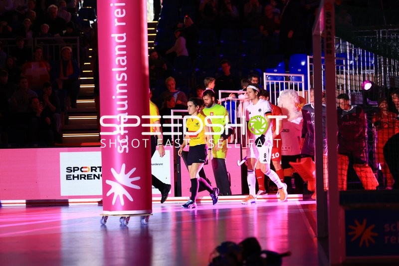 Anton Boeckel (8; Deutschland) betritt Spielfeld