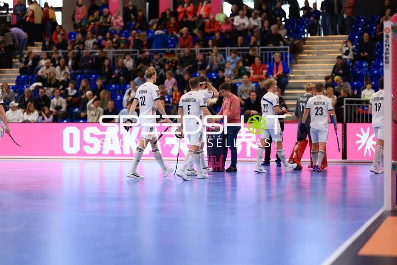 Spieler von Deutschland verlassen Spielfeld