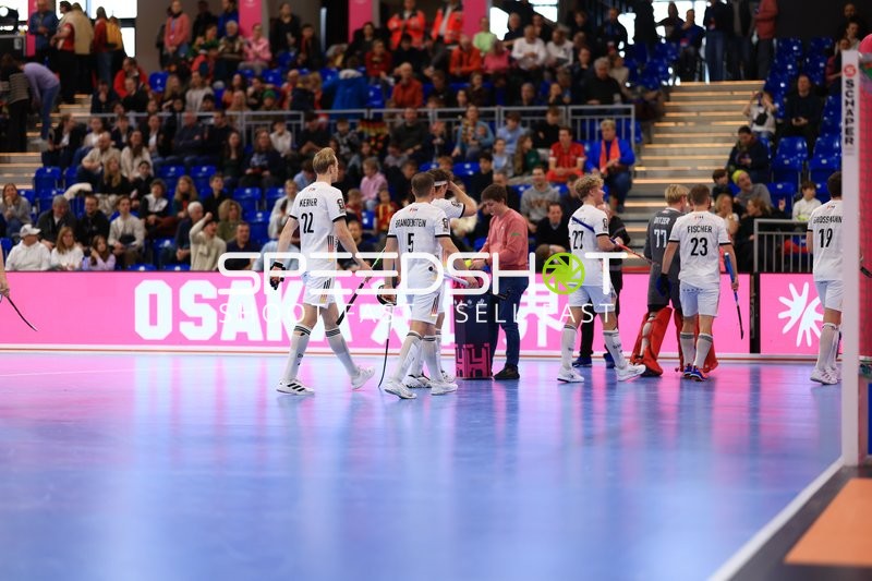 Spieler von Deutschland laufen vom Tor weg