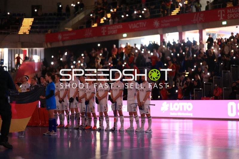 Anton Pöhling (12; Deutschland) und Teamkollegen bei der Nationalhymne