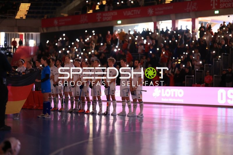 Spieler von Deutschland bei Nationalhymne