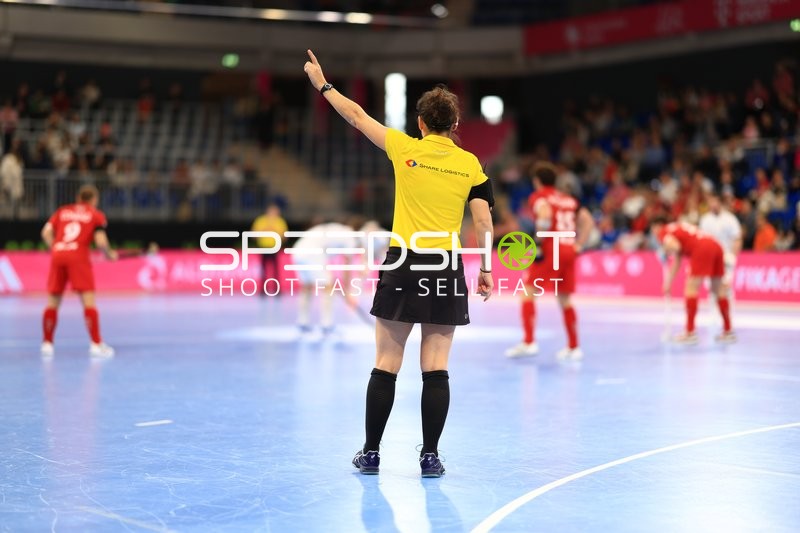 Schiedsrichterin zeigt Entscheidung