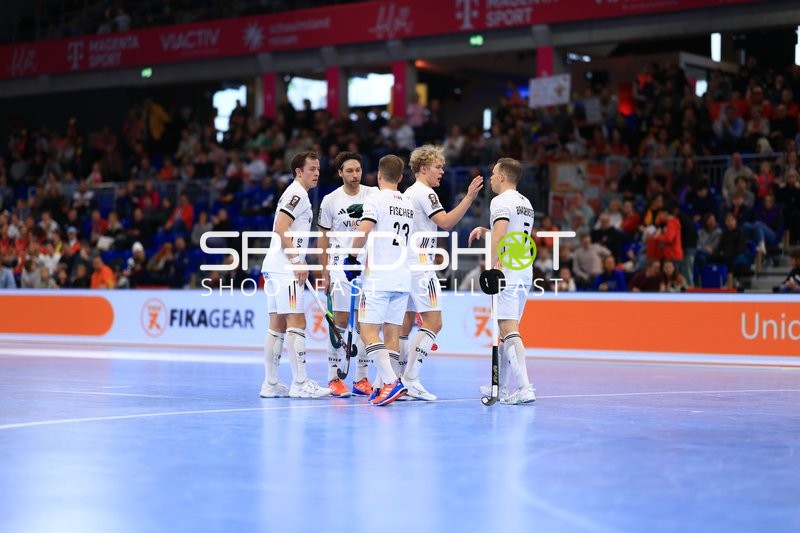 Jan-Philipp Fischer (23; Deutschland) und Sten Brandenstein (5; Deutschland) im Gespräch