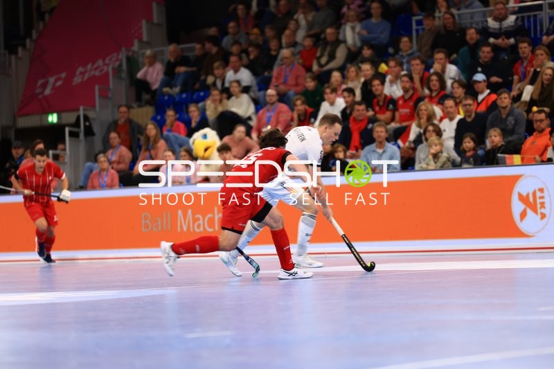 Nicolas Proske (7; Deutschland) gegen 25; Schweiz im Duell