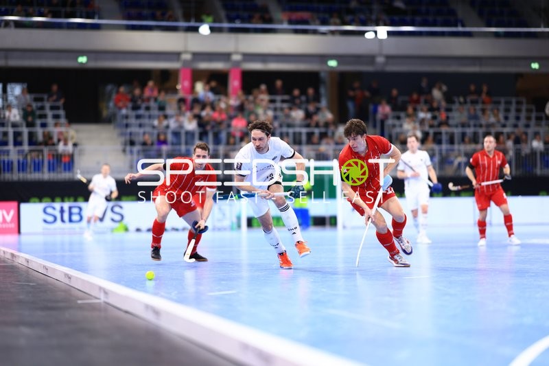 Schnelle Ballverfolgung im Hallenhockey