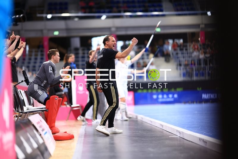 Trainer jubelt an der Seitenlinie