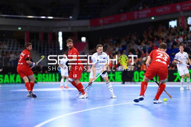 Nicolas Proske (7; Deutschland) mit Ball gegen 23; Schweiz und 13; Schweiz