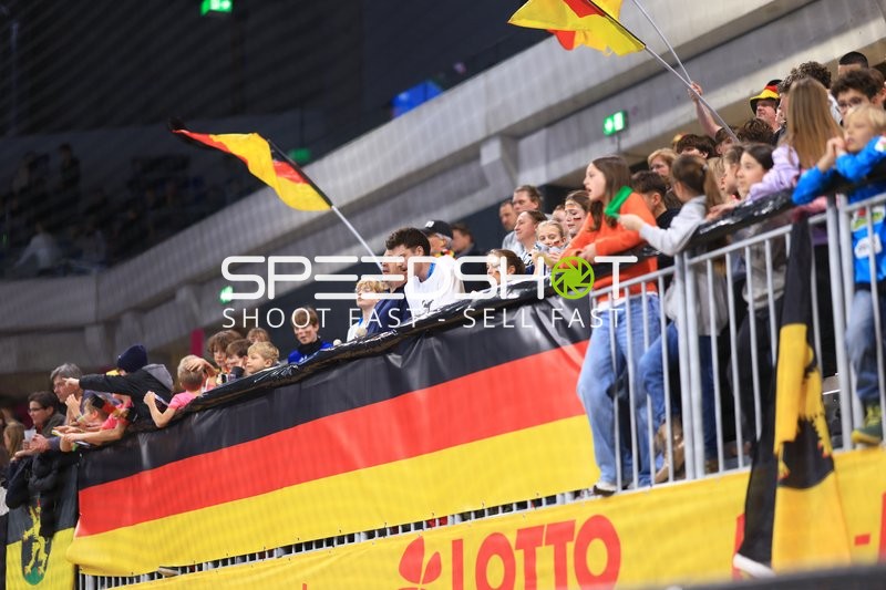 Fans feiern im SNP-Dome