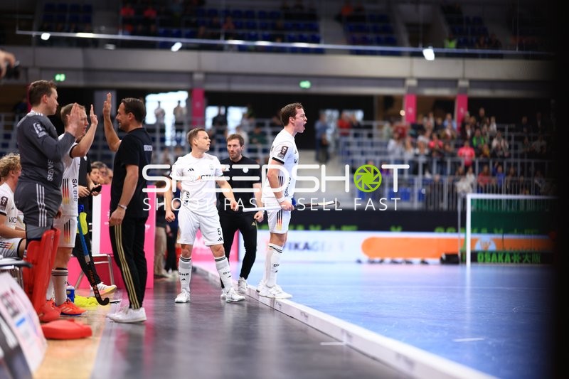 Sten Brandenstein (5; Deutschland) jubelt am Spielfeldrand